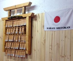 El gimnasio Ippon de Alhama crea un “nafuda kake” para homenajear a todos sus karatecas
