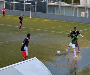 La UD Alhameña vuelve a la victoria bajo el diluvio