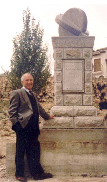  Alfonso olivares, en la plaza y el monumento que ALHAMA le dedicó a BAGNÈRES 