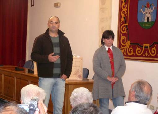  El concejal Jorge Guerrero y la presididita de Alherba, Sylvie Toujas, les dan la bienvenida a Alhama 