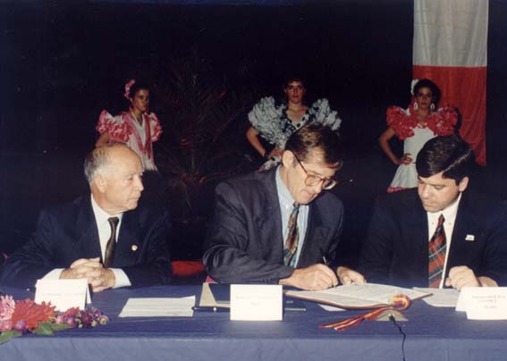  El hermanamiento se firmó tanto en Alhama de Granada como en Francia, en la imagen de 1993 la firma en Bagnères de Bigorre. De izquierda a derecha, Alfonso Olivares, alhameño-bagnerés artífice de este hermanamiento, observa en el centro al alcalde francés (de entonces y ahora) Rollnad Castels, y al entonces alcalde de Alhama, Antonio Molina 