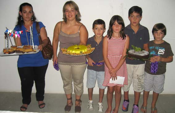  Los ganadores posan con sus platos 