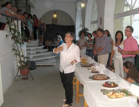 Carmelina Gálvez da paso a los asistentes para que degusten los platos presetnados tras el concurso Carmelina Gálvez da paso a los asistentes para que degusten los platos presetnados tras el concurso