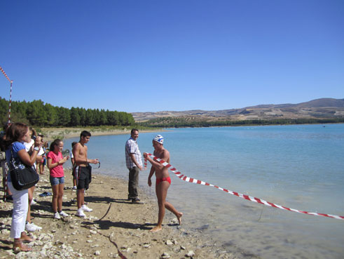 Participantes y público en la playa de San Isidro, de Arenas del Rey 