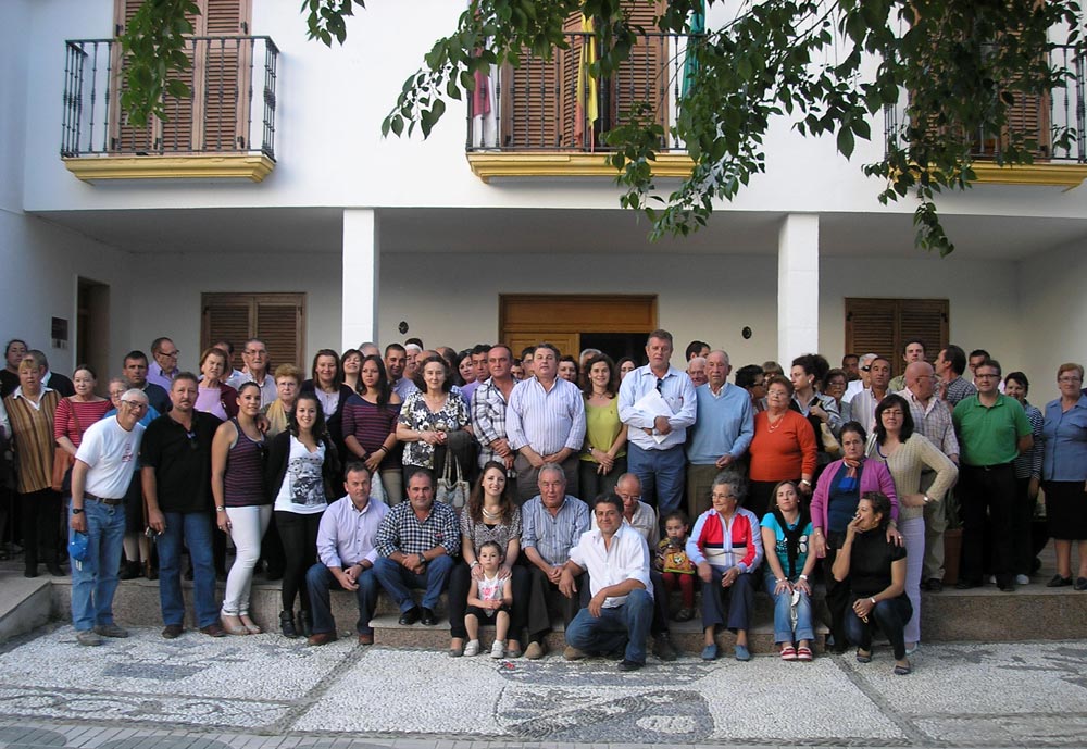  La alcaldesa de Arenas y alcalde de Játar y Fornes junto con los vecinos asistentes al histórico pleno en mayo de 2011 