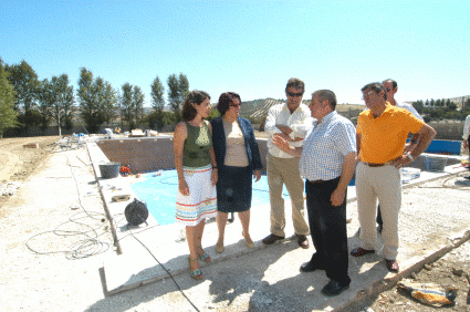 La Delegada comprueba el estado de las obras de la piscina La Delegada comprueba el estado de las obras de la piscina