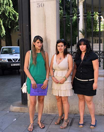 La alcaldesa de Arenas (centro) junto a la presidenta y secretaria de la Asociación de vecinos en la Delegación del Gobierno La alcaldesa de Arenas (centro) junto a la presidenta y secretaria de la Asociación de vecinos en la Delegación del Gobierno