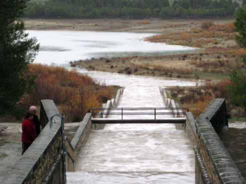 Una pareja contempla la salida del túnel-trasvase del rio Alhama a los Bermejales