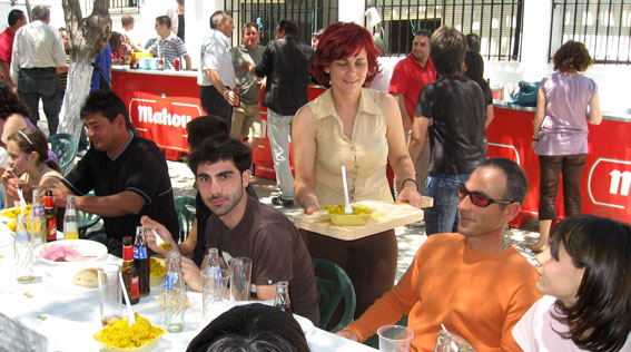  La alcadesa de Buenavista, Pepa Pérez, sirviendo las mesas 