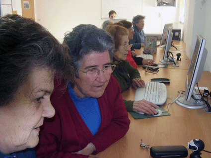 Las alumnas con los ordenadores