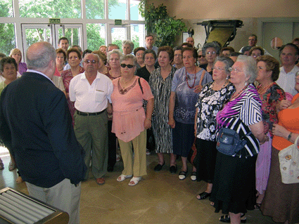 El grupo inicia la visita a Ideal