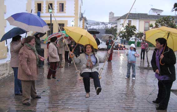  Merceores y paraguas en la plaza de Alfonso XII 