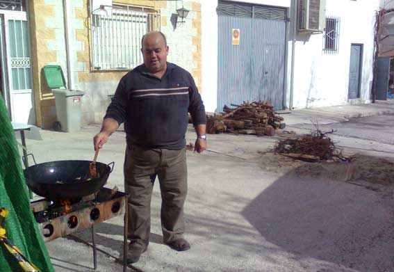  Jose 'El Gallo' haciendo los preparativos de la comida 