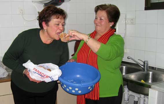  Las cocineras del Hogar disfrutando de los roscos fritos, por cierto estaban buenísimos 