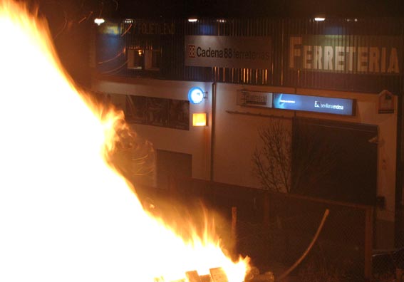  Empresas como Montelcal hiceron grandes candelas en la puerta de su establecimiento 