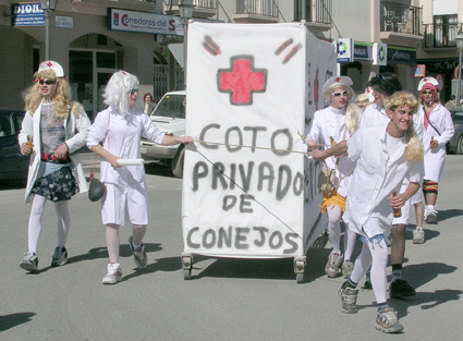Grupo de amigos se divierte en el carnaval Grupo de amigos se divierte en el carnaval
