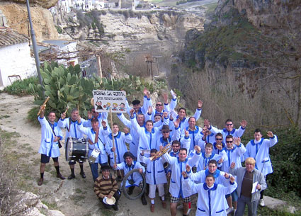 La Cueva, sale de su lugar de ensayo