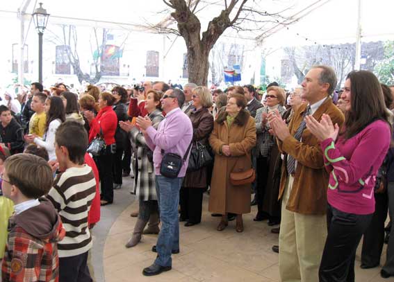  El pregón aplaudido por los presentes, en primer plano, alcalde y concejala del carnaval 