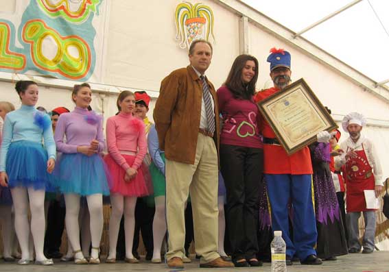  Antonio Gurerrero recibe de manos de la concejala del Carnaval, Raquel Ruíz, el diploma de pregonero 2009 