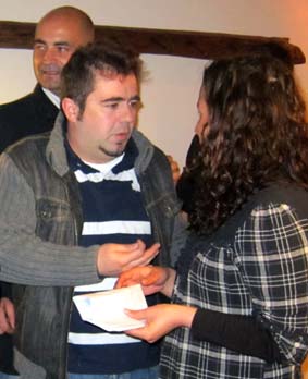 Javi M. Castañeda, en nombre del Pitorreo, le entrega la recaudación a Mónica Javi M. Castañeda, en nombre del Pitorreo, le entrega la recaudación a Mónica