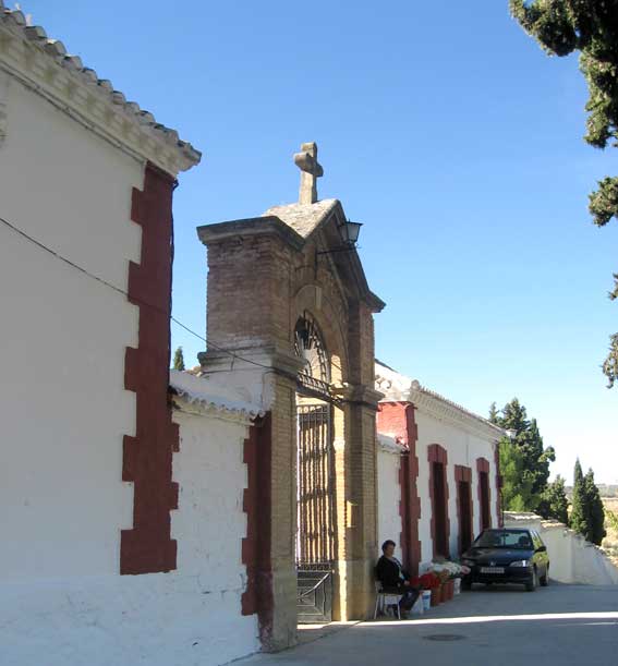 Puesto de flores a la puerta del cementerio alhameño Puesto de flores a la puerta del cementerio alhameño