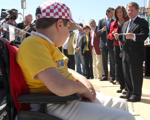 El presidente de la Diputación de Granada impone las medas a los alumnos alhameños en presencia del alcalde de Alhama El presidente de la Diputación de Granada impone las medas a los alumnos alhameños en presencia del alcalde de Alhama