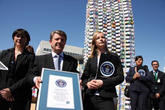 El presdidente de la Diputación muetra el certificado del record conseguido El presdidente de la Diputación muetra el certificado del record conseguido