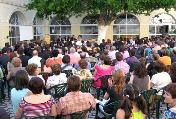  El acto de clausura se realizó en el patio del Carmen, por las obras del instituto 