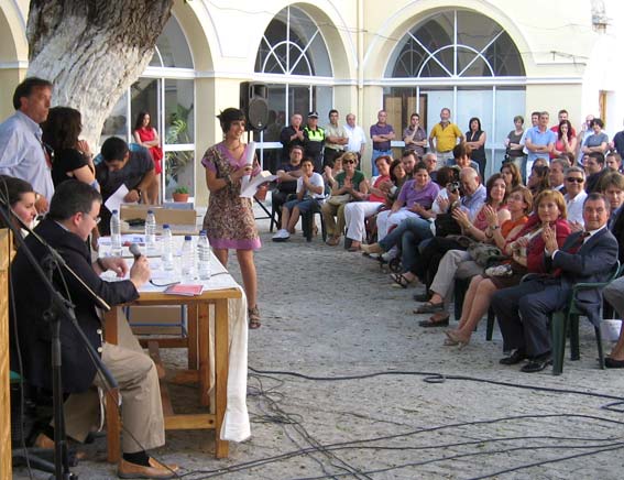  Tras los discursos se entregaron los titulos de graduación y regalos, en la imagen nuestra compañera María del Mar Gálvez  