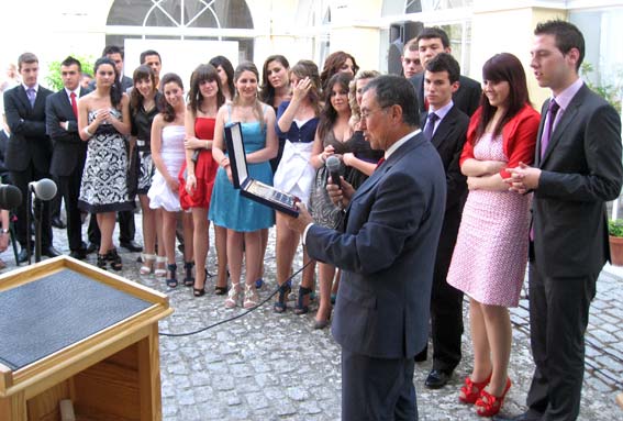  Andrés Cuevas lee la placa que le han regalado sus alumnos con motivo de su despedida por su jubilación 