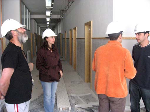  Inspeccionando las obras de las nuevas dependencias 