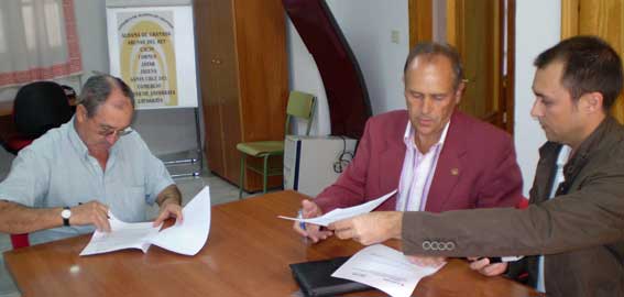  Firma del convenio con Cruz Roja. De izquierda a derecaha,el presidente de la asamblea local de Cruz Roja, José Ruiz Gallego, el presidente de la Mancomunidad de Municipios, Francisco Escobedo Valenzuela, y el alcalde de Zafarraya, José Miguel Muñoz Ortigosa 