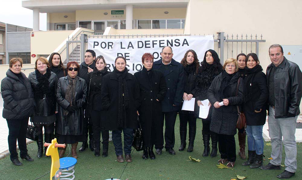 Los regidores concentrados a las puertas del Centro de Servicios Sociales de Huétor Tájar | PULSA PARA AMPLIAR