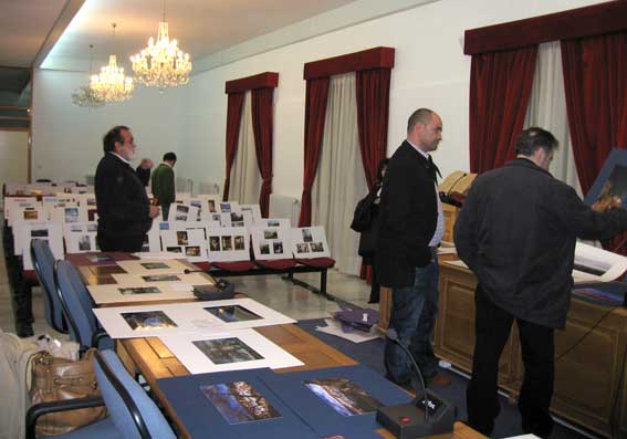  El salón de actos se llenó de fotos para aquel primer concurso 