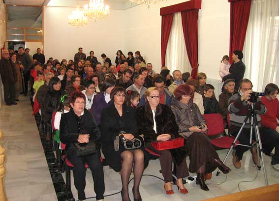 Aspecto que presentaba el salón de actos, en primera fila los familiares de Tony Aspecto que presentaba el salón de actos, en primera fila los familiares de Tony