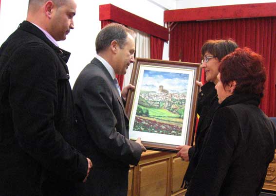 Momento emotivo de la entrega del cuadro a las hermanas de Tony Momento emotivo de la entrega del cuadro a las hermanas de Tony