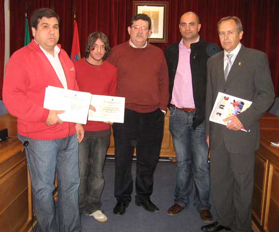  De izquierda a derecha; José Andrés Chamorro Villar, primer premio tanto de mejor fotografía como mejor colección. Juan Grande, en representación por su hermana Ana María Grande que obtuvo el segundo premio a la mejor colección, y Lucas Gutiérrez Jiménez, segundo premio a la mejor fotografía. Le sigue el concejal de Turismo, Jorge Guerrero y el alcalde de Alhama, Francisco Escobedo 