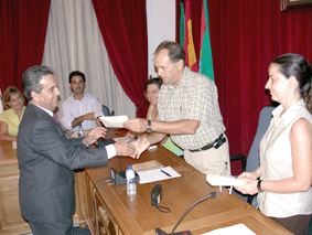 Uno de los galardonados en la edición 2004 recoge su premio