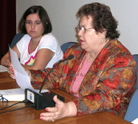 Adelina Pérez en un momento de la lectura de su texto