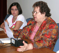 Adelina Pérez en un momento de la lectura de su texto Adelina Pérez en un momento de la lectura de su texto