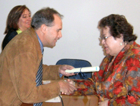 El alcalde de Alhama entrega el premio a Adelina El alcalde de Alhama entrega el premio a Adelina