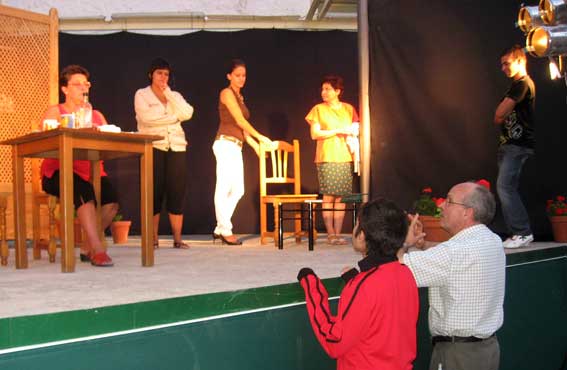  Antonio Robles, director, da la últimas instrucciones a los actores antes de la representación 