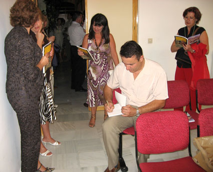 Al final del acto el autor fue muy solcitado para firmar y dedicar ejemplares Al final del acto el autor fue muy solcitado para firmar y dedicar ejemplares