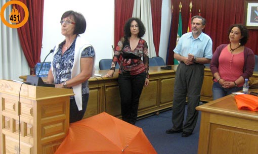  Trini hace la presentación del acto, y de los miembros de Personas Libro de Granada a su lado