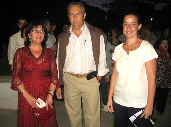  Alcalde y concejala de Cultura recibieron a la ganadora en la puerta del ayuntamiento 