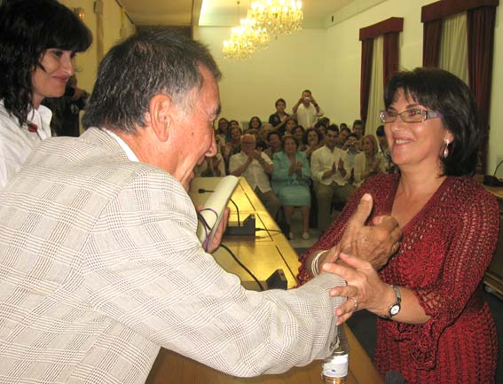  An drés Cueva, que fuera profesor de Inés en el IES de Alhama, le hace entraga del premio 
