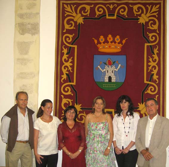  La ganadora, de rojo en el centro, con las autoridades y parte del jurado 