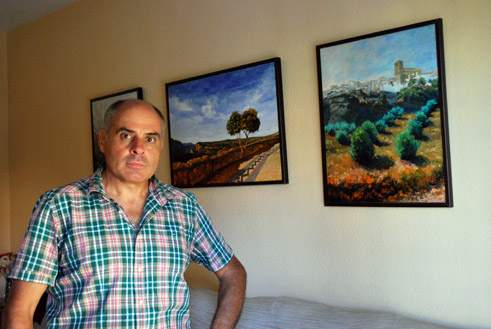 El pintor en el salón de su casa rodeado de sus óleos de paisajes alhameños El pintor en el salón de su casa rodeado de sus óleos de paisajes alhameños