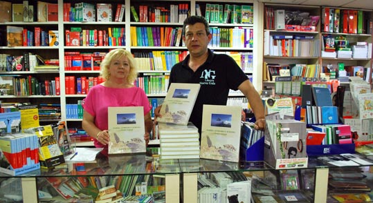 Los propietarios de la librería Nueva Gala, en Granada Los propietarios de la librería Nueva Gala, en Granada