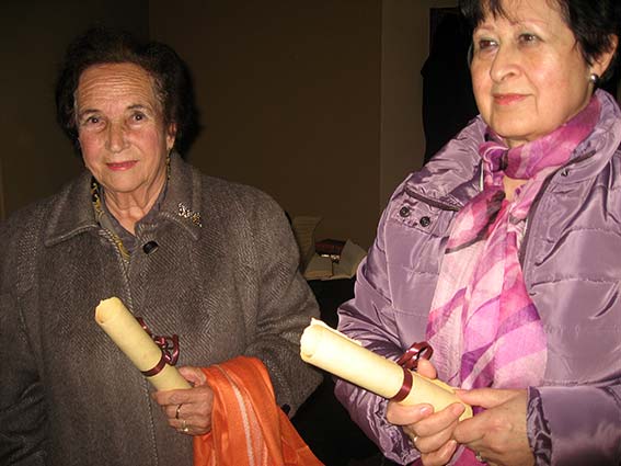 Otilia y Tere con los diplomas que se les entregó de recuerdo a los participantes Otilia y Tere con los diplomas que se les entregó de recuerdo a los participantes